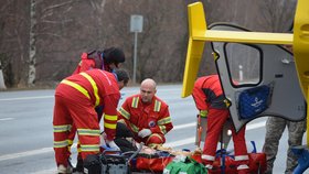 O život řidiče záchranáři bojovali na silnici