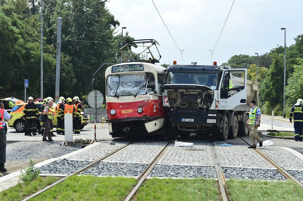 Mezi zastávkami Urxova a Invalidovna narazil nákladní automobil do tramvaje.