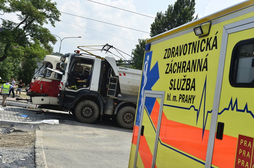 Mezi zastávkami Urxova a Invalidovna narazil nákladní automobil do tramvaje.