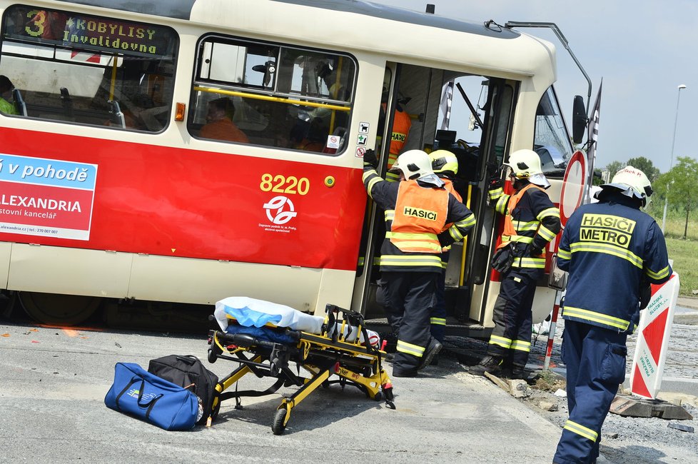 K nehodě nákladního automobilu s tramvají v Karlíně museli vyjet i pražští záchranáři.