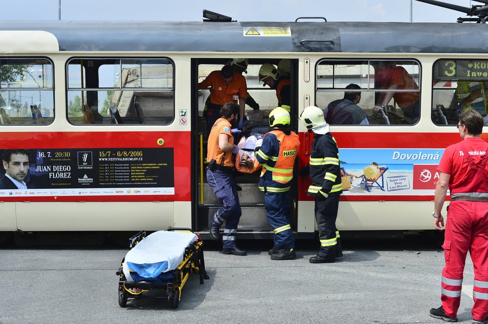 K nehodě nákladního automobilu s tramvají v Karlíně museli vyjet i pražští záchranáři.