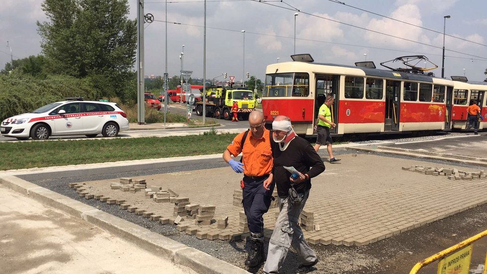Nehoda náklaďáku a tramvaje se neobešla bez zranění.