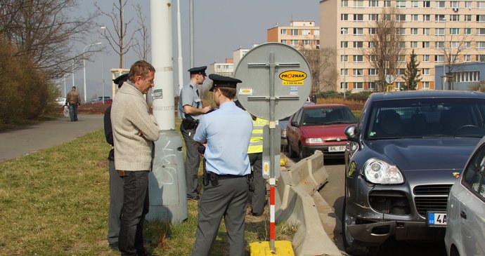 Opilý Janoušek hovoří s policisty.