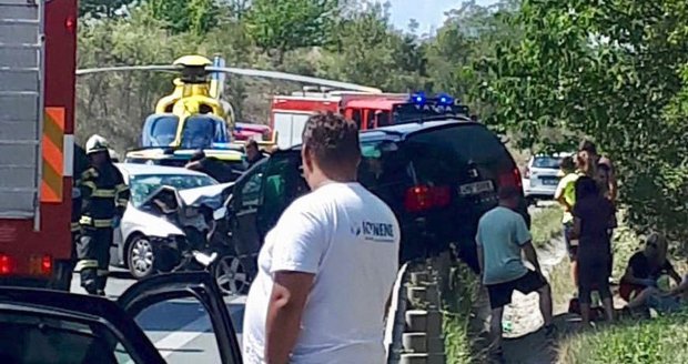 Pět zraněných včetně dvou dětí: Nehoda u Jaroměře uzavřela frekventovanou silnici