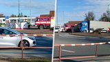 Tragická nehoda na kruhovém objezdu v Jaroměři: Po srážce s náklaďákem zemřel cyklista!