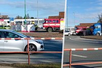 Tragická nehoda na kruhovém objezdu v Jaroměři: Po srážce s náklaďákem zemřel cyklista!