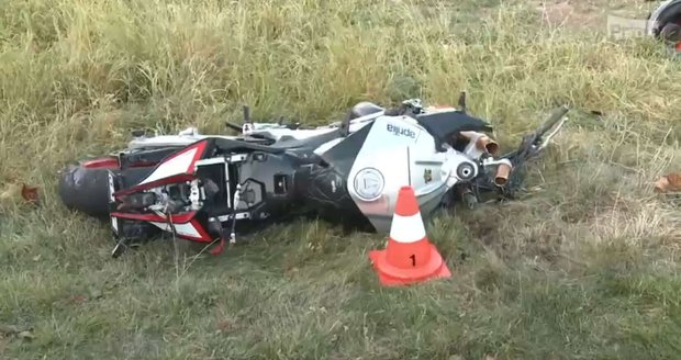 Motorkář nehodu nepřežil.
