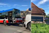 Šílená nehoda na Jarově: Autobus MHD zdemoloval plot a naboural do domu!