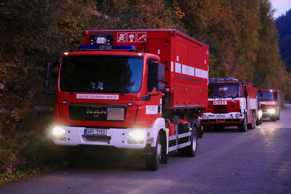 Drama na Dlouhých stráních: Jeřáb i s dlouhou traverzou visí nad nádrží už několik dní.