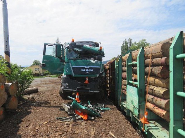 Na Jesenicku spadl kamion do kolejiště: Hasiče vyjíždějící k nehodě naboural osobák