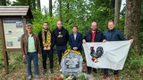Zemřelo 12 lidí! Oběti neštěstí v Jeseníkách mají po 79 letech pomník v „zatáčce smrti“
