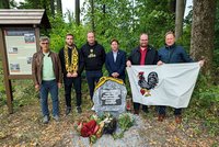 Zemřelo 12 lidí! Oběti neštěstí v Jeseníkách mají po 79 letech pomník v „zatáčce smrti“