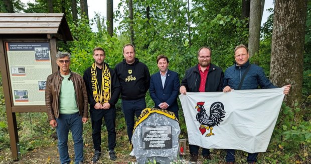Před 79 lety, v říjnu 1947, tragicky u Zlatých Hor zahynuli fotbalisté a příznivci z Jindřichova. U místa nehody vznikl nový pomník.