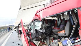 U Jičína se srazily dva kamiony, do kterých následně vrazila dodávka a osobní auto.