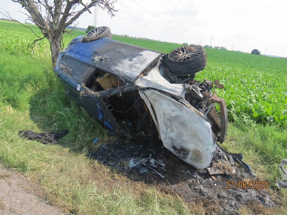 Sršeň způsobil dopravní nehodu: Auto dokonce hořelo.
