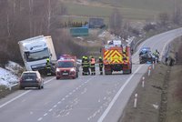 Mladý řidič vletěl u Jihlavy pod náklaďák: Drsný náraz nepřežil