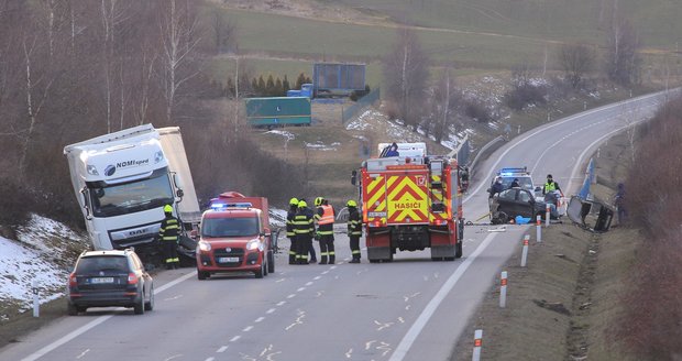 Mladý řidič vletěl u Jihlavy pod náklaďák: Drsný náraz nepřežil