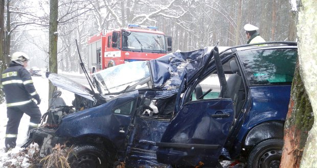 Celkem 671 zemřelo v roce 2012 na českých silnicích. Patří mezi ně i oběť této nehody na Jindřichohradecku z konce roku