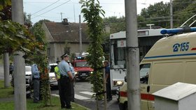 Trolej bus srazil na přechodu dvě ženy. Žena s kočárkem podlehla zraněním v nemocnici