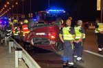 Pražští policisté zasahovali u nehody dvou osobních automobilů na Jižní spojce nedaleko Barrandovského mostu. Jedno z aut skončilo na střeše (6. září 2021).