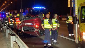 Pražští policisté zasahovali u nehody dvou osobních automobilů na Jižní spojce nedaleko Barrandovského mostu. Jedno z aut skončilo na střeše (6. září 2021).