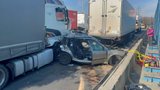 Děsivá nehoda na Jižní spojce: Kamiony zmáčkly osobák, hasiči museli posádku vystříhat