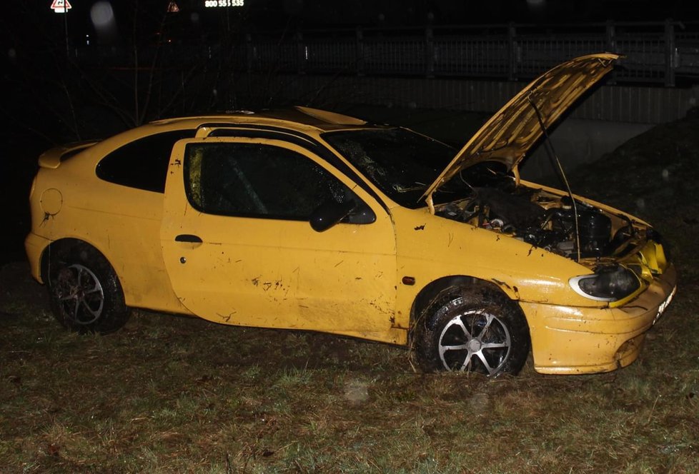 Z řeky na Rokycansku vytáhli auto. Kam zmizel řidič, je záhada.