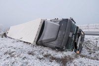 Řidič byl namol opilý: Kamion položil u Napajedel na bok