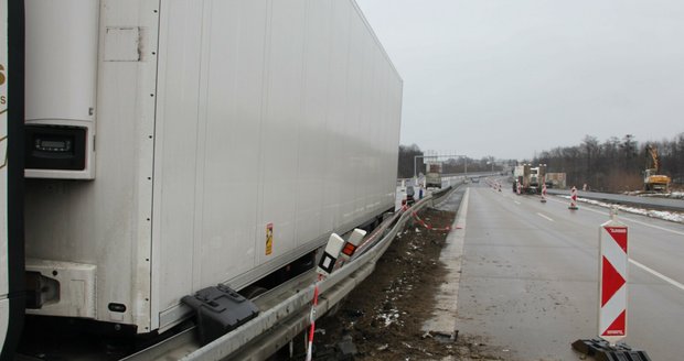 Kamioňák se 4 promile naboural na dálnici D48 do svodidel.