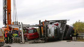 U obce Zelinkovice na Frýdecko-Místecku havaroval 29. října ráno nákladní vůz převážející několik automobilů do autobazaru. Auta se z návěsu uvolnila a rozsypala po vozovce. Dálnice D48 byla kvůli nehodě mezi Frýdkem-Místkem a Příborem v obou směrech uzavřena.