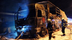 Ničivý požár kamionu uzavřel Lochkovský tunel: Tvoří se kilometrové kolony