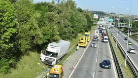 Dopravu na Pražském okruhu zkomplikovala nehoda kamionu s bagetami.