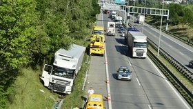 Dopravu na Pražském okruhu zkomplikovala nehoda kamionu s bagetami.