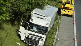 Dopravu na Pražském okruhu zkomplikovala nehoda kamionu s bagetami.