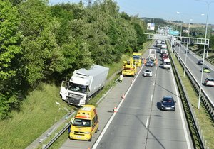 Dopravu na Pražském okruhu zkomplikovala nehoda kamionu s bagetami.