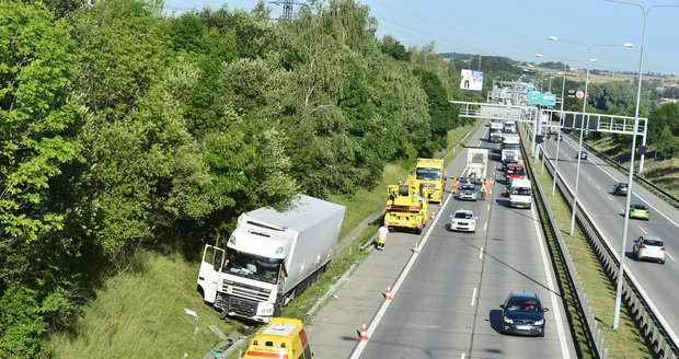 Dopravu na Pražském okruhu zkomplikovala nehoda kamionu s bagetami