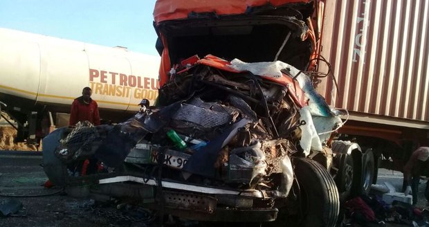 Autobus na dálnici v protisměru najel do kamionu: Mezi 30 mrtvými jsou i děti
