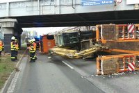 Na spojce od dálnice D2 na Brno se "vysekal" kamion s bagrem: Dopravu tu komplikoval čtyři hodiny