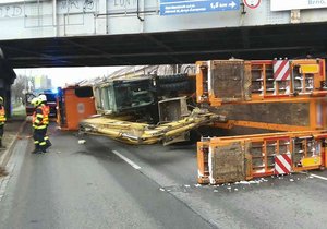 Příjezdovou cestu od dálnice D2 do Brna zablokoval převrácený kamion s bagrem.