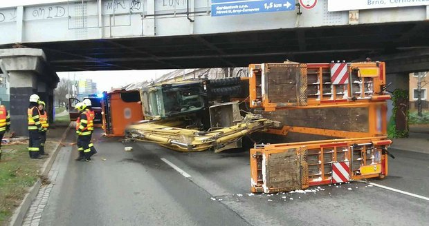 Příjezdovou cestu od dálnice D2 do Brna zablokoval převrácený kamion s bagrem.