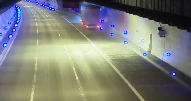 VIDEO: Takhle došlo k tragédii v Cholupickém tunelu! Kamion skončil ve zdi, spolujezdec nepřežil
