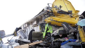 Řidič kamionu převážejícího obilí měl dojem, že ma defekt na pneumatice, proto zastavil u krajnice. Do jeho auta však narazil další kamion s lednicemi