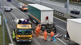 D1 před Prahou uzavřela smrtelná nehoda dvou nákladních aut