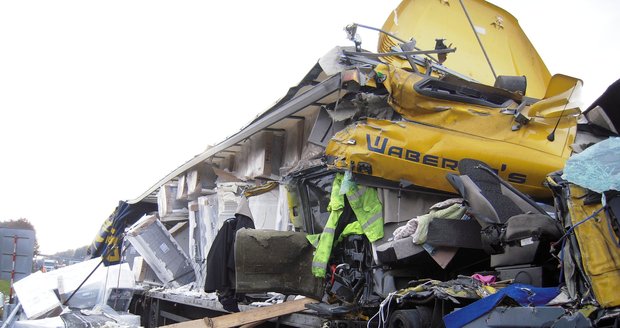 Jeden z řidičů kamionů při tragické nehodě zemřel