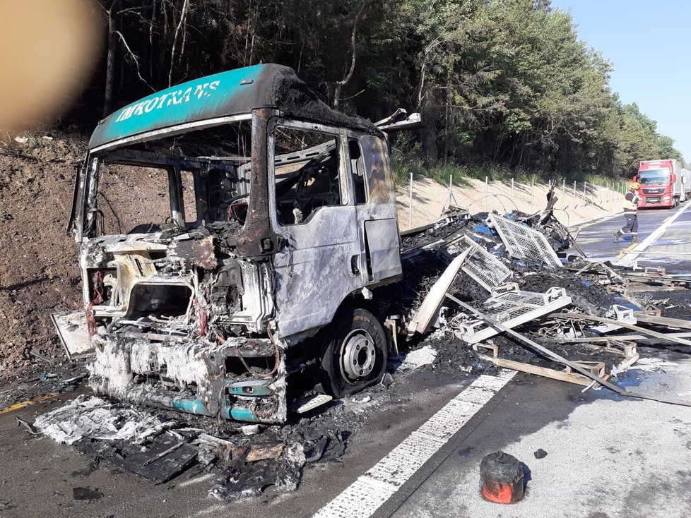 Hasiči zasahovali v sobotu ráno u požáru kamionu na 170. kilometru D1 u Domašova.