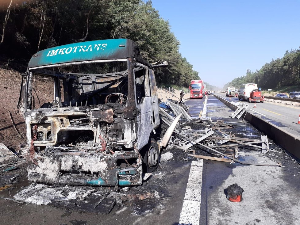 Hasiči zasahovali v sobotu ráno u požáru kamionu na 170.kilometru D1 u Domašova.