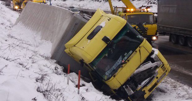 Na D1 zavřeli pruh kvůli kamionu. Na silnicích pozor na sníh a silný vítr