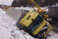 Na D1 zavřeli pruh kvůli kamionu. Na silnicích pozor na sníh a silný vítr