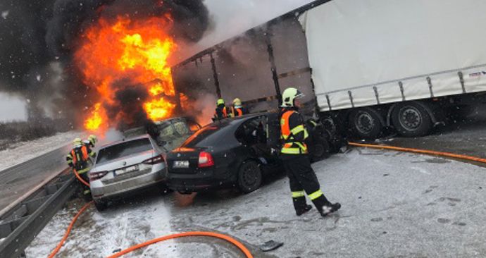 Po nehodě u Hladkých Životic na dálnici D1 na Novojičínský začal hořet polský kamion  a jedno osobní auto. Celkem se tu srazily dva kamiony a pět dalších aut.