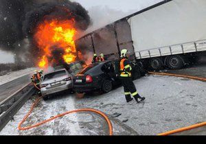 Po nehodě u Hladkých Životic na dálnici D1 na Novojičínský začal hořet polský kamion  a jedno osobní auto. Celkem se tu srazily dva kamiony a pět dalších aut.